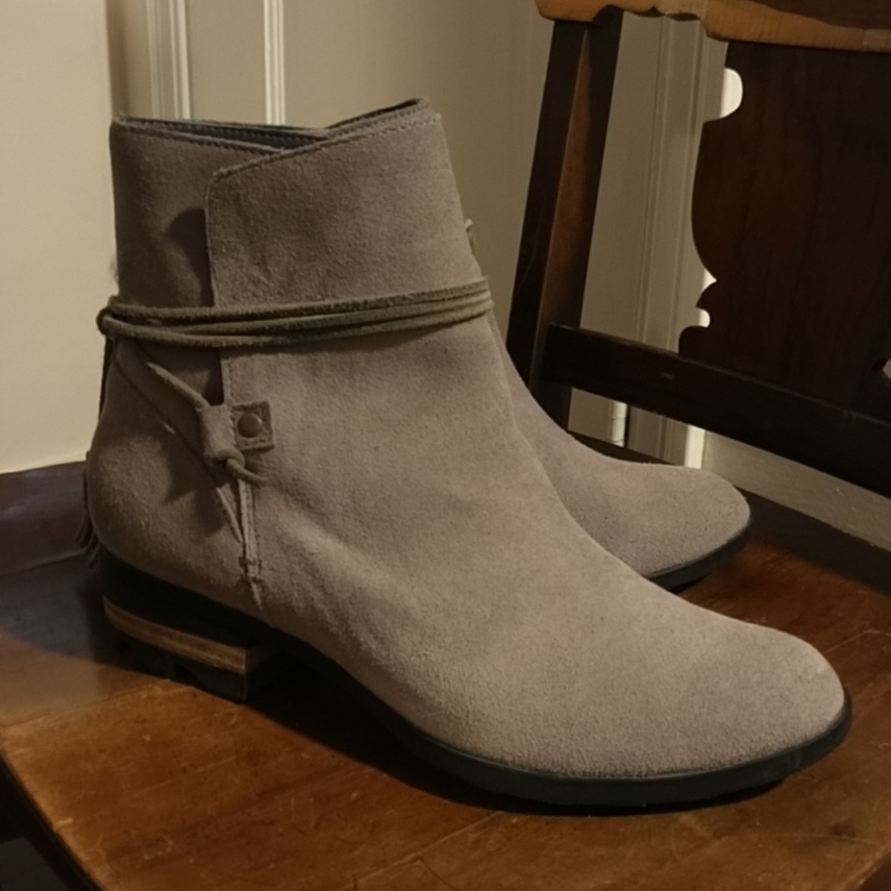 Sorel Farah short boot in greige suede Sz 9